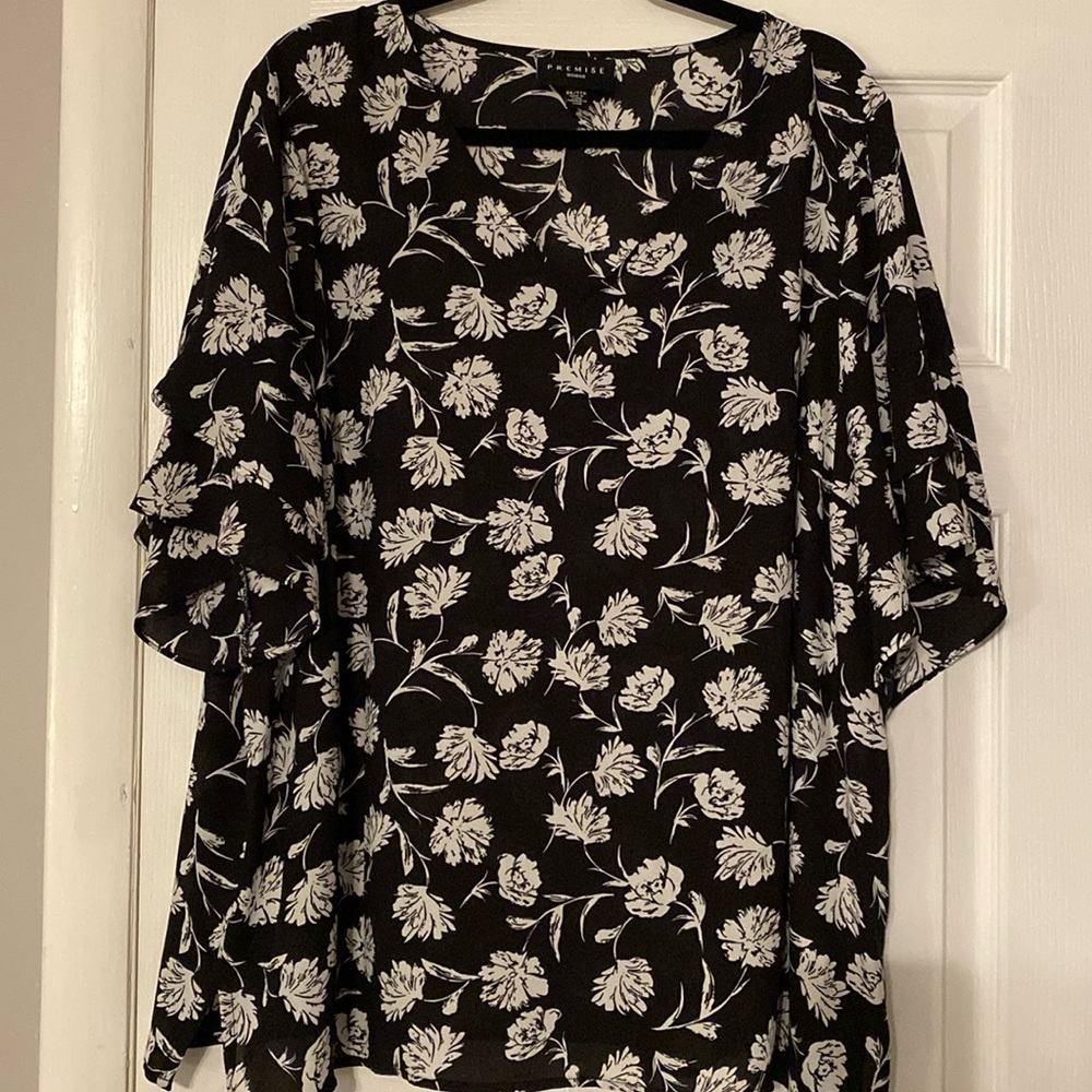Black short sleeve v-neck top
